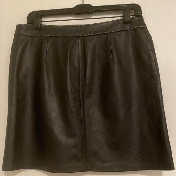Michael Kors LeatherSkirt size 6.Two front pockets.Looks like brand new.18”long - Picture 2 of 7